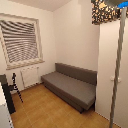 Nice Room With 2 Shared Bathrooms ,Wc , 2Km To Old Town -100M From Metro Szwedzka Warsawa Bagian luar foto