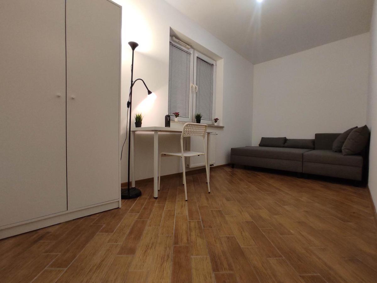 Nice Room With 2 Shared Bathrooms ,Wc , 2Km To Old Town -100M From Metro Szwedzka Warsawa Bagian luar foto