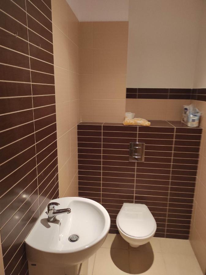 Nice Room With 2 Shared Bathrooms ,Wc , 2Km To Old Town -100M From Metro Szwedzka Warsawa Bagian luar foto