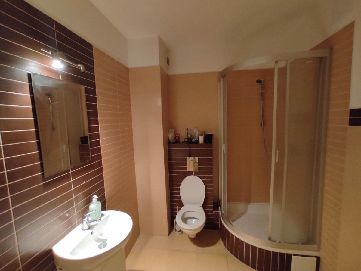 Nice Room With 2 Shared Bathrooms ,Wc , 2Km To Old Town -100M From Metro Szwedzka Warsawa Bagian luar foto